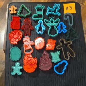 H3 Colorful Holiday Cookie Cutter Set / 22
